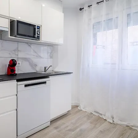 Апартаменты Salatan Apartments, Plaza Paris *